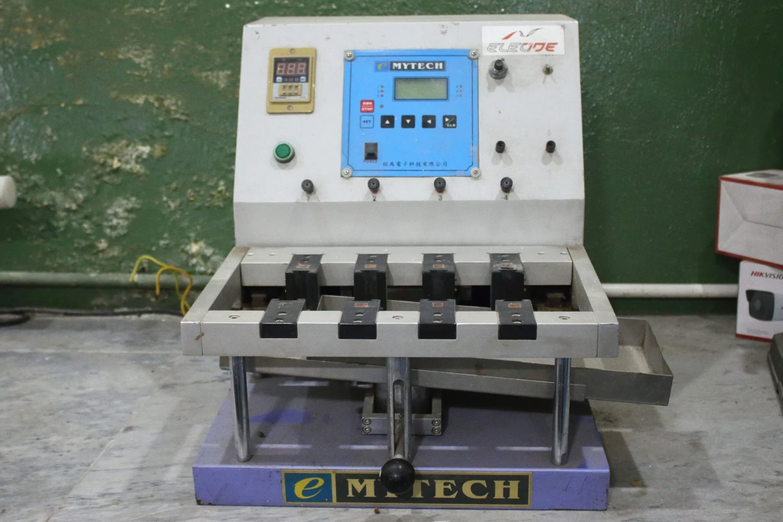Footwear testing machine with multiple sample holders